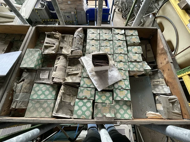 Pallet industriële bouten - afbeelding 1 van  5