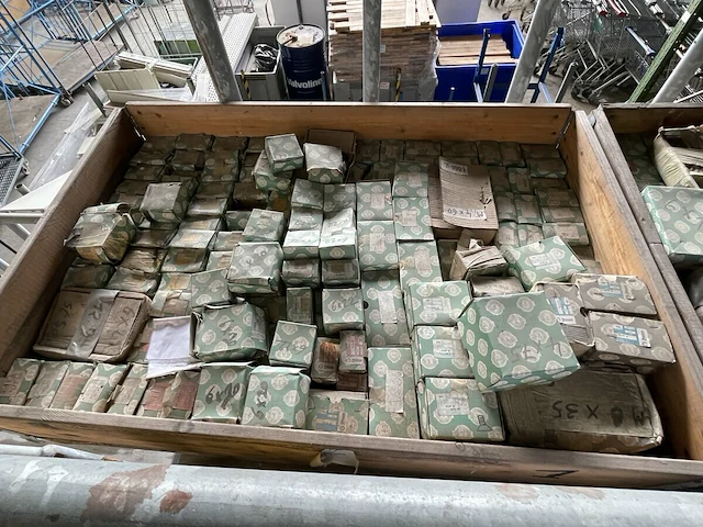 Pallet industriële bouten - afbeelding 1 van  6