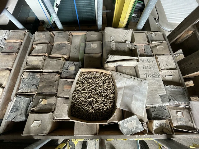 Pallet industriële bouten - afbeelding 1 van  7