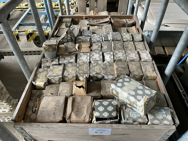 Pallet industriële bouten - afbeelding 1 van  6
