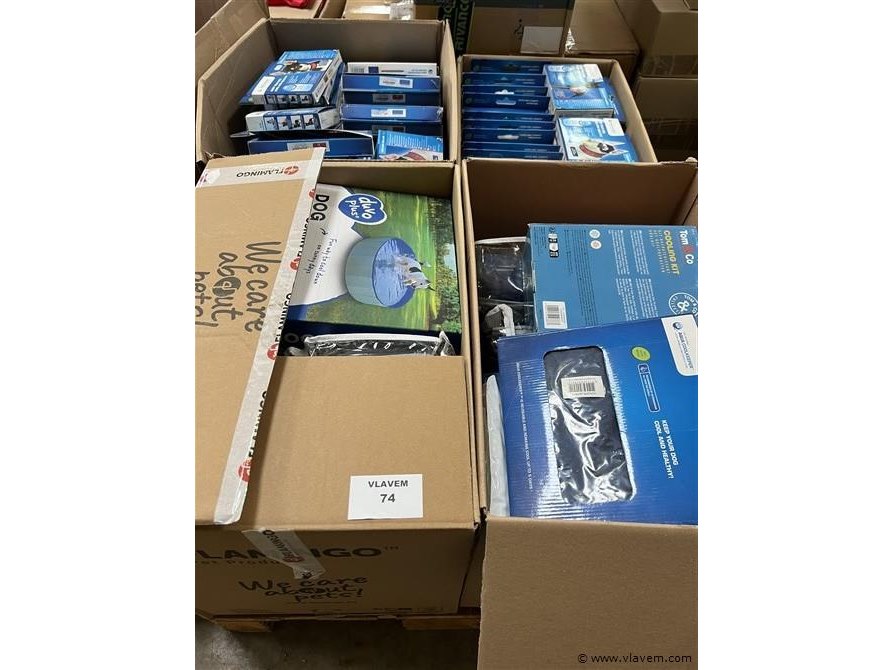 Div. goederen: wo. grote partij huisdieren toebehoren, verf, promomateriaal, drinktassen, zwembaden, kabouterstekers enz.