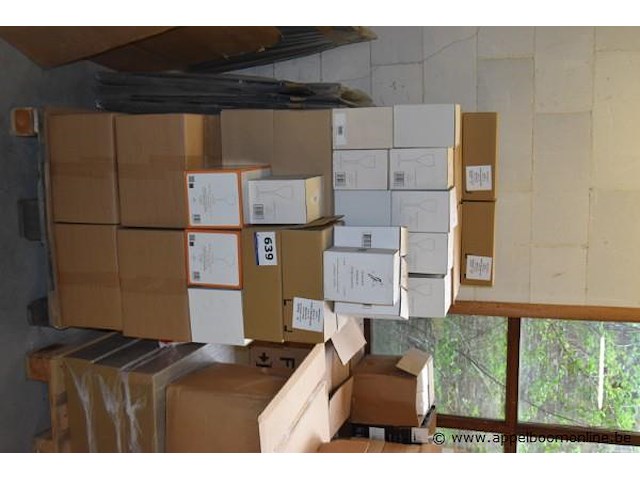 Pallet inhoudend divers glaswerk - afbeelding 1 van  1