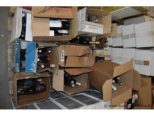 Pallet inhoudend diverse flessen wijn - afbeelding 1 van  6