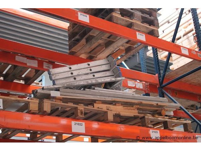 Pallet inhoudend diverse profielen, alu schragen enz - afbeelding 1 van  2