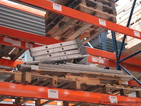 Pallet inhoudend diverse profielen, alu schragen enz - afbeelding 1 van  2