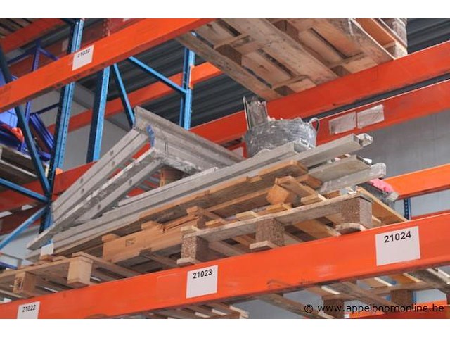 Pallet inhoudend diverse profielen, alu schragen enz - afbeelding 2 van  2