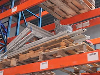 Pallet inhoudend diverse profielen, alu schragen enz - afbeelding 2 van  2