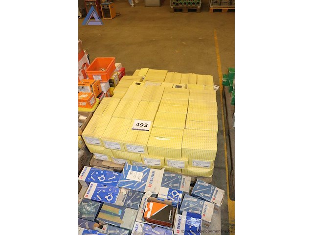 Pallet inhoudende montagematerialen - afbeelding 1 van  2