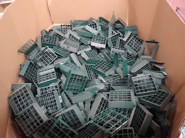Pallet kunststof voederbakjes voor vogels - afbeelding 2 van  6
