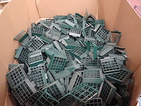 Pallet kunststof voederbakjes voor vogels - afbeelding 2 van  6