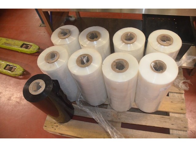 Pallet met 7 rollen doorzichtige machinewikkelfolie, 1 rol doorzichtige machinewikkelfolie - afbeelding 2 van  3