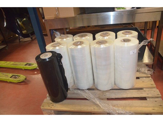 Pallet met 7 rollen doorzichtige machinewikkelfolie, 1 rol zwarte machinewikkelfolie - afbeelding 1 van  3