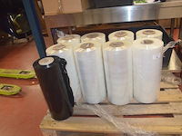 Pallet met 7 rollen doorzichtige machinewikkelfolie, 1 rol zwarte machinewikkelfolie - afbeelding 1 van  3