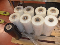 Pallet met 7 rollen doorzichtige machinewikkelfolie, 1 rol zwarte machinewikkelfolie - afbeelding 2 van  3