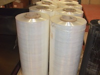 Pallet met 7 rollen doorzichtige machinewikkelfolie, 1 rol zwarte machinewikkelfolie - afbeelding 3 van  3