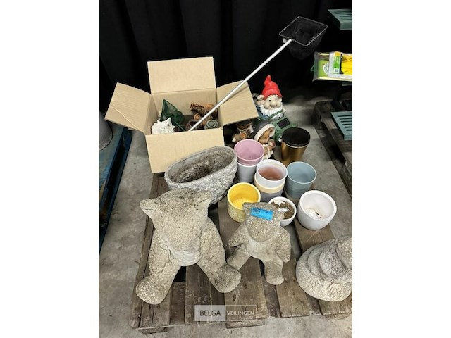 Pallet met beelden + potten enz. - afbeelding 1 van  6