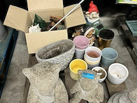 Pallet met beelden + potten enz. - afbeelding 1 van  6