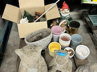 Pallet met beelden + potten enz. - afbeelding 2 van  6