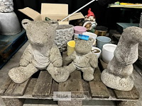 Pallet met beelden + potten enz. - afbeelding 3 van  6