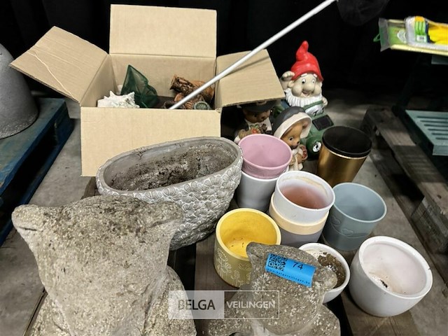 Pallet met beelden + potten enz. - afbeelding 4 van  6