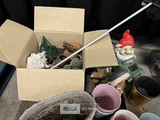 Pallet met beelden + potten enz. - afbeelding 5 van  6