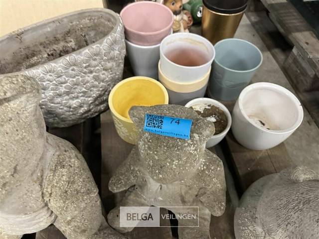 Pallet met beelden + potten enz. - afbeelding 6 van  6