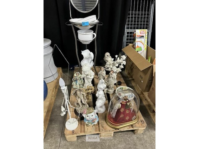 Pallet met beelden + potten + staander met spiegel - afbeelding 1 van  7