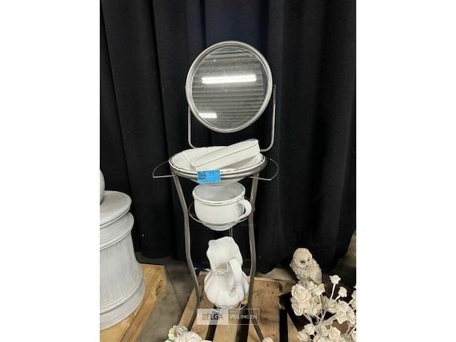 Pallet met beelden + potten + staander met spiegel - afbeelding 3 van  7