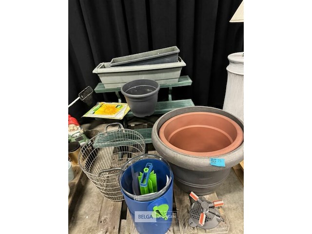 Pallet met bloempotten - bloemenrek - bloembakken - afbeelding 2 van  6