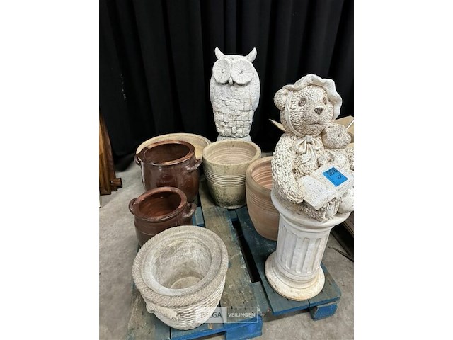 Pallet met dierenbeelden + potten + staanders - afbeelding 2 van  5