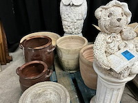 Pallet met dierenbeelden + potten + staanders - afbeelding 2 van  5