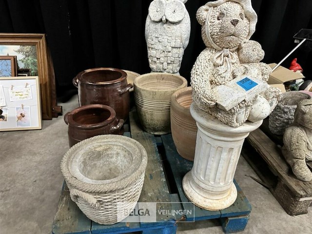 Pallet met dierenbeelden + potten + staanders - afbeelding 3 van  5