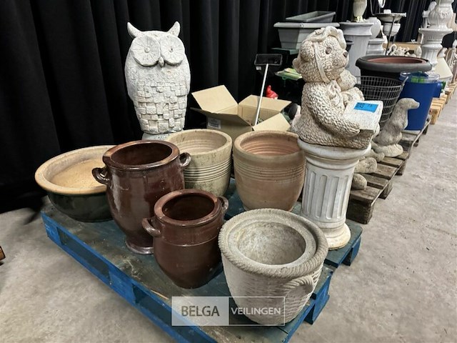 Pallet met dierenbeelden + potten + staanders - afbeelding 4 van  5