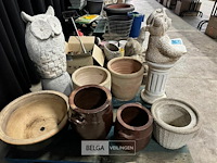 Pallet met dierenbeelden + potten + staanders - afbeelding 5 van  5