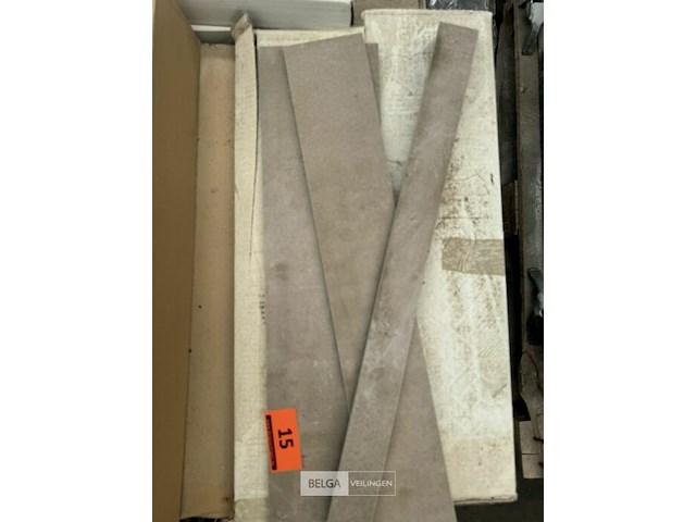 Pallet met div plinten - afbeelding 1 van  5