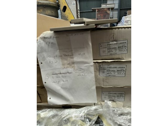 Pallet met div plinten - afbeelding 2 van  5
