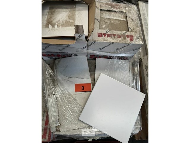 Pallet met div tegels - afbeelding 1 van  5