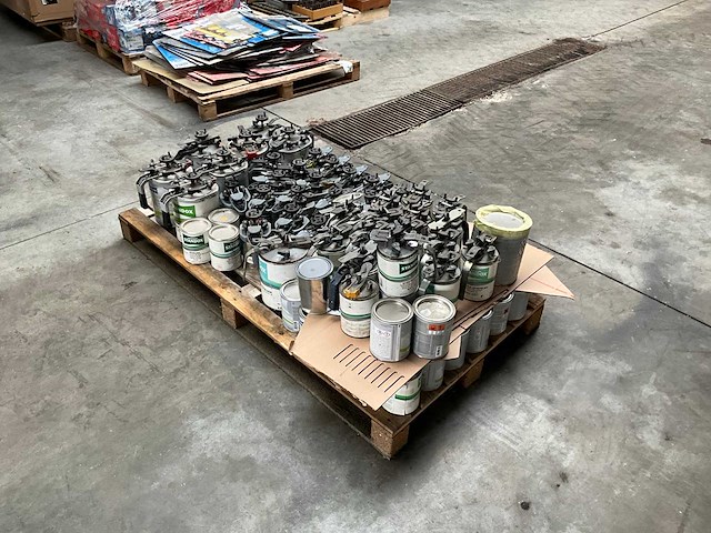 Pallet met diverse autolakken - afbeelding 1 van  5