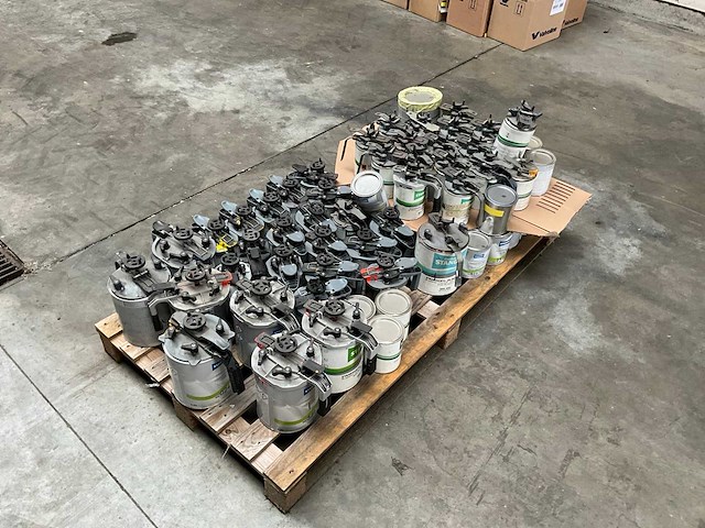 Pallet met diverse autolakken - afbeelding 2 van  5