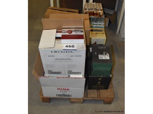 Pallet met diverse dranken, met o.a. johnnie walker, the famous grouse, chivas regal, hine, excellia, fever-tree, crodino - afbeelding 1 van  3