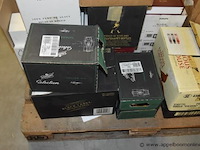 Pallet met diverse dranken, met o.a. johnnie walker, the famous grouse, chivas regal, hine, excellia, fever-tree, crodino - afbeelding 2 van  3
