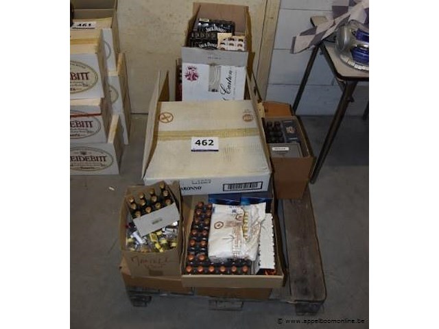 Pallet met diverse dranken, o.a. 24x miniatuur fles martini bianco, 12x miniatuur fles cognac martell v.s.o.p., doos jack daniel's - afbeelding 1 van  3