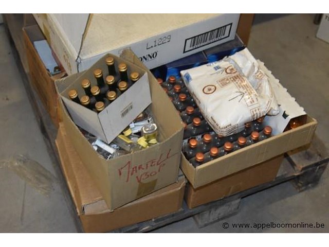 Pallet met diverse dranken, o.a. 24x miniatuur fles martini bianco, 12x miniatuur fles cognac martell v.s.o.p., doos jack daniel's - afbeelding 2 van  3