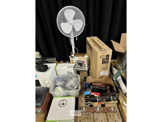 Pallet met diverse goederen - afbeelding 1 van  9