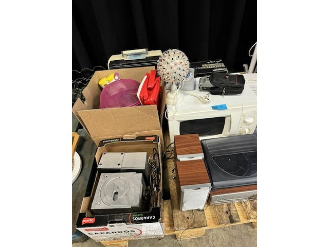 Pallet met diverse goederen - afbeelding 1 van  8