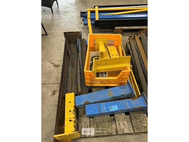 Pallet met diverse soorten ijzer bescherm stukken pallet stelling - afbeelding 1 van  5