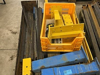 Pallet met diverse soorten ijzer bescherm stukken pallet stelling - afbeelding 1 van  5