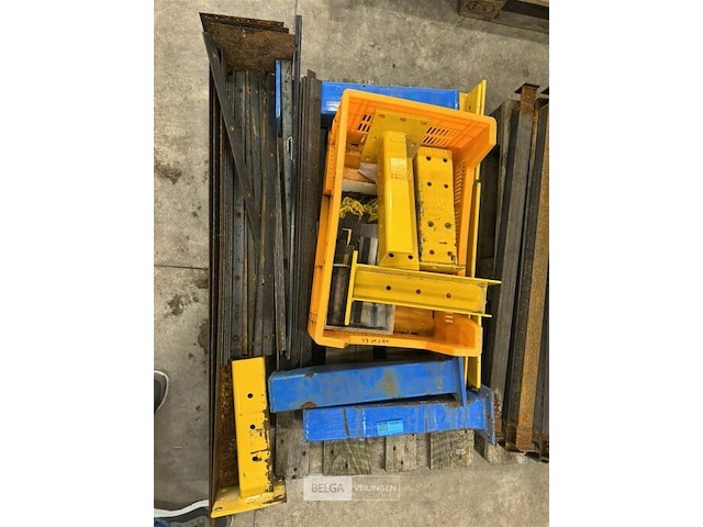 Pallet met diverse soorten ijzer bescherm stukken pallet stelling - afbeelding 2 van  5