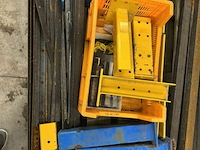 Pallet met diverse soorten ijzer bescherm stukken pallet stelling - afbeelding 2 van  5