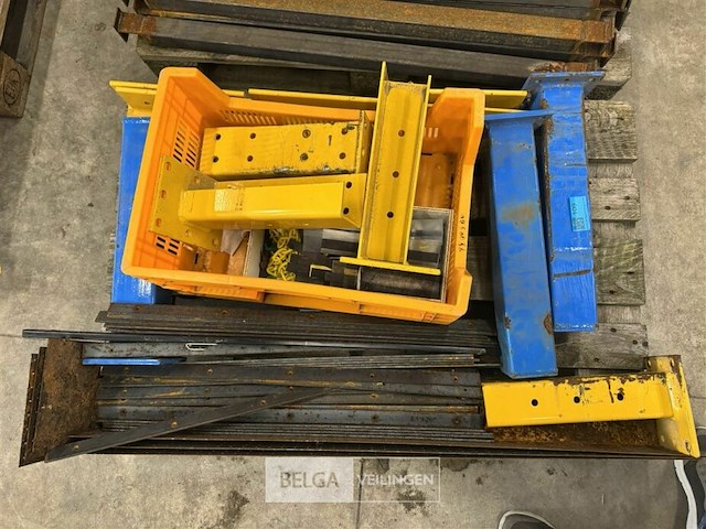 Pallet met diverse soorten ijzer bescherm stukken pallet stelling - afbeelding 3 van  5